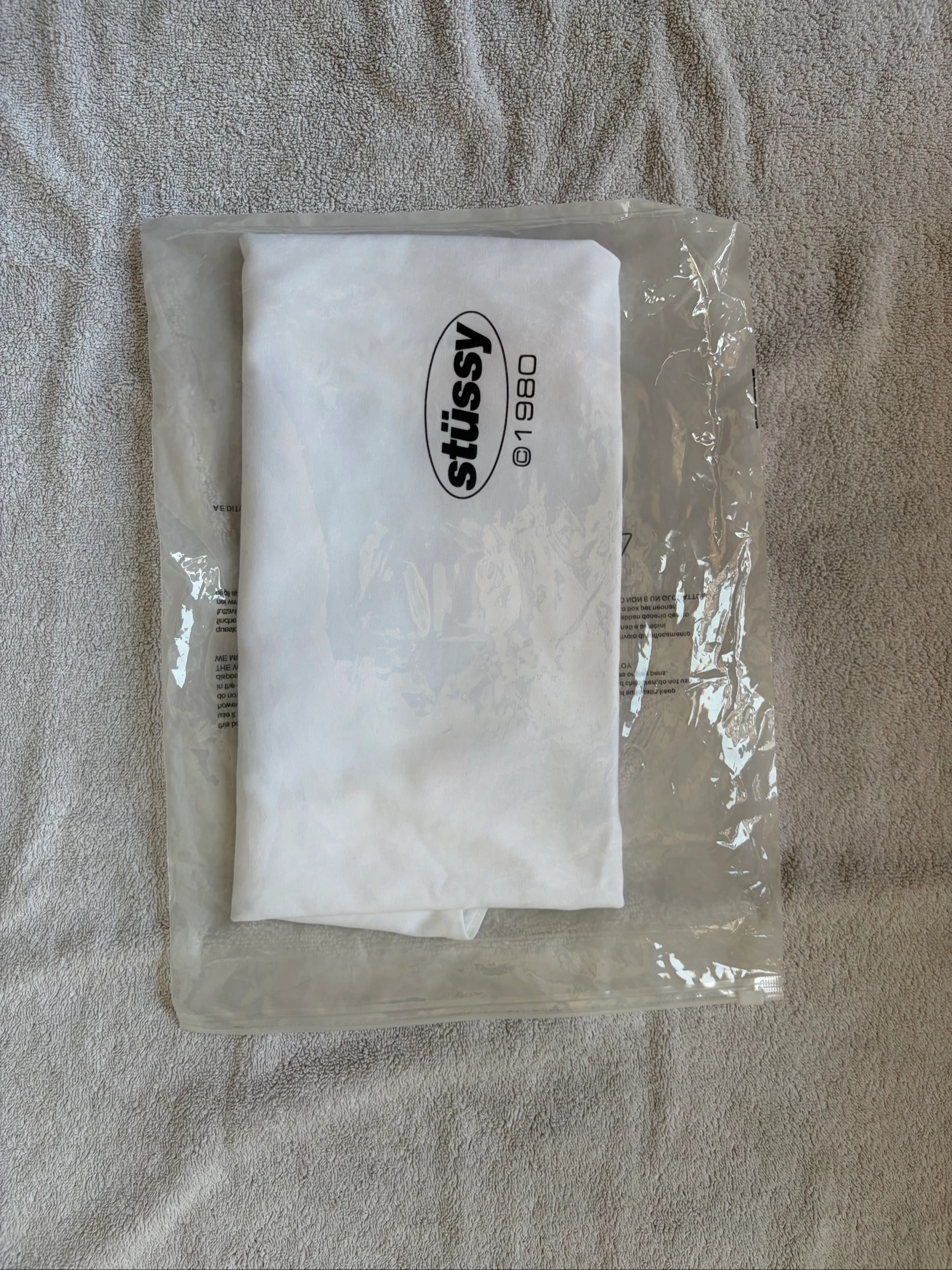 T-Shirt Stussy com marcas de calor – photo 8